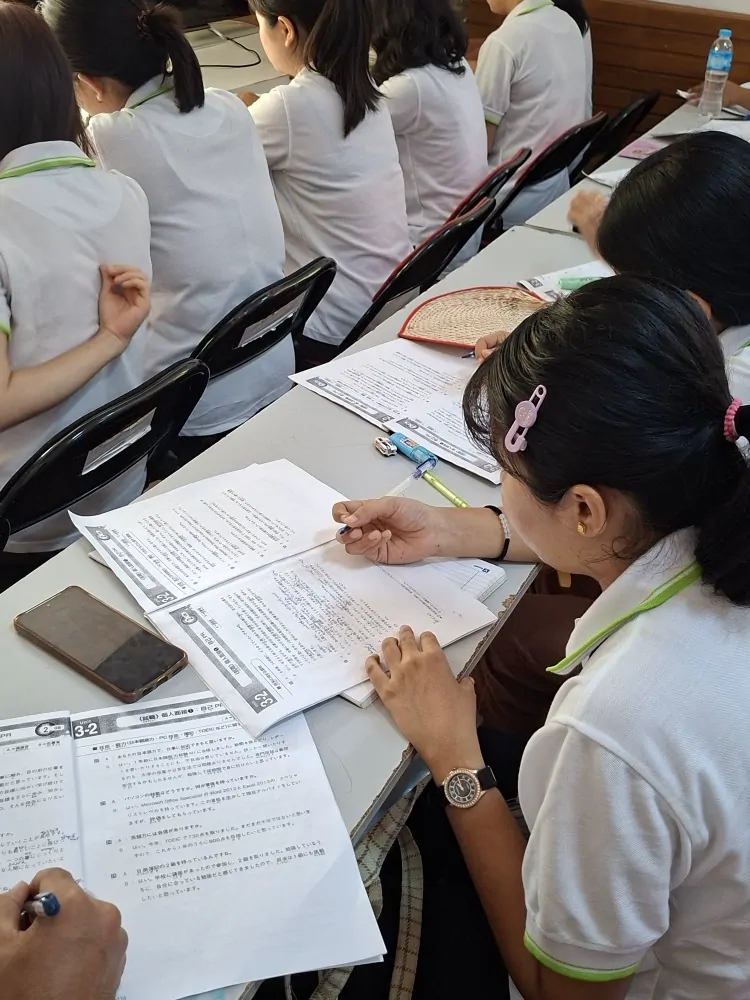真剣に学習に取り組む生徒たち